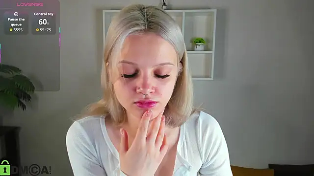 Snapshot of Allice_Cox chatting on 10-12-25, 01:04 Allice Cox online show from 10-12-25, 01:04