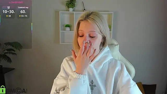 Snapshot of Allice_Cox chatting on 10-24-25, 01:03 Allice Cox online show from 10-24-25, 01:03