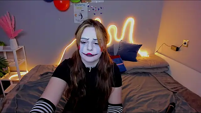 kitty rinnaa online show from 10-31-25, 01:17