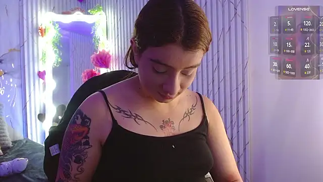 Snapshot of Naomy_tay1 chatting on 02-27-26, 03:06 Naomy tay1 online show from 02-27-26, 03:06