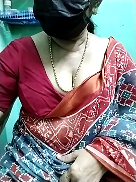 Snapshot of aarthika chatting on 10-11-25, 11:42 aarthika online show from 10-11-25, 11:42
