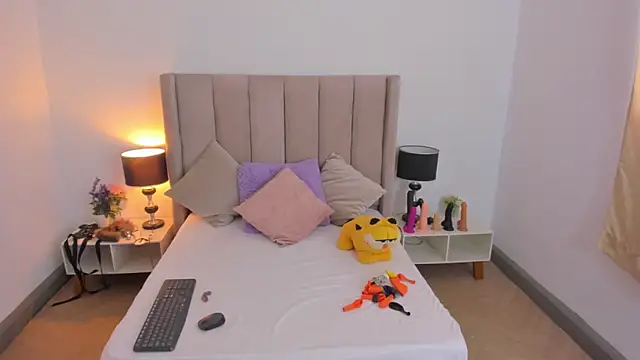 Snapshot of evvaa_moon69 chatting on 09-30-25, 12:43 evvaa moon69 online show from 09-30-25, 12:43