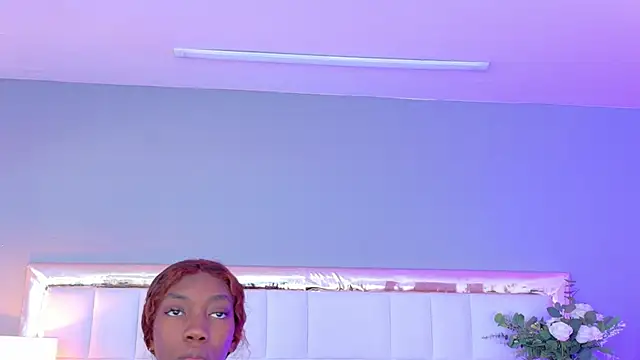 MadeleineHocker online show from 10-18-25, 01:01