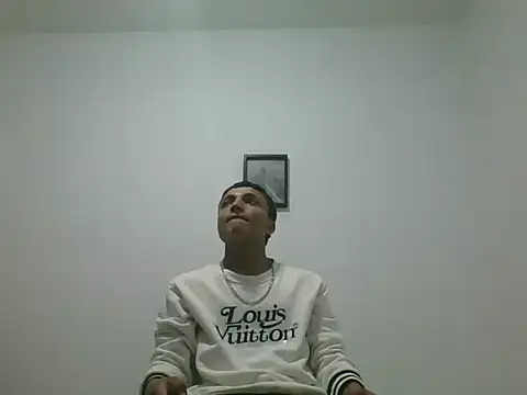 Snapshot of yissus_20_ chatting on 11-25-25, 04:01 yissus 20 online show from 11-25-25, 04:01