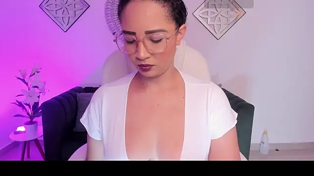 Snapshot of Sharon_breezee chatting on 10-17-25, 03:53 Sharon breezee online show from 10-17-25, 03:53