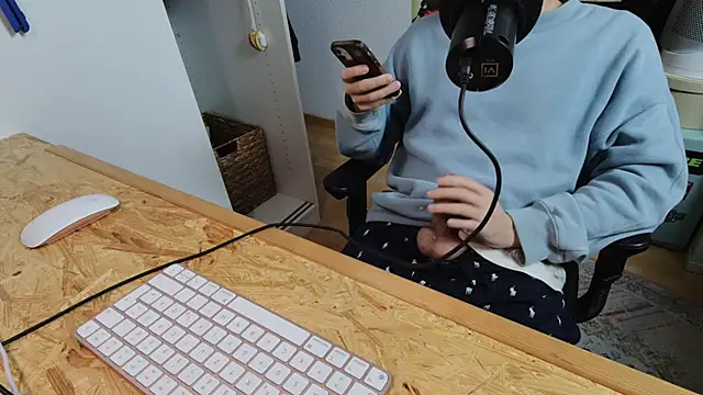 Snapshot of BenReich chatting on 11-10-25, 08:08 BenReich online show from 11-10-25, 08:08