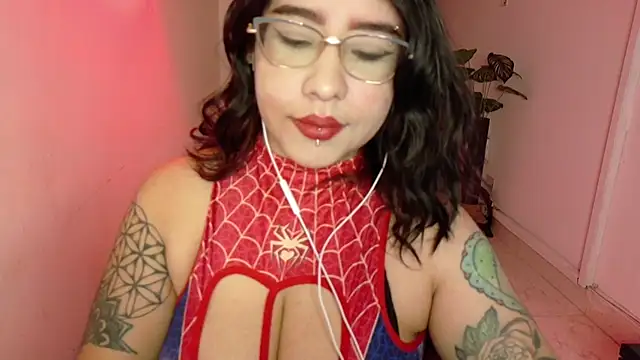 Snapshot of Hell_Girll_ chatting on 10-31-25, 10:44 Hell Girll online show from 10-31-25, 10:44