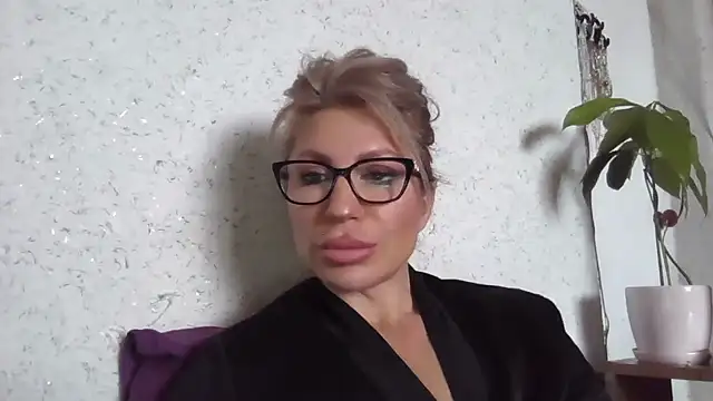 Snapshot of fox_red_lady7 chatting on 04-15-26, 08:21 fox red lady7 online show from 04-15-26, 08:21