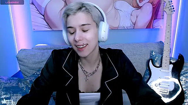 Snapshot of SophieAsh chatting on 11-16-25, 10:32 SophieAsh online show from 11-16-25, 10:32