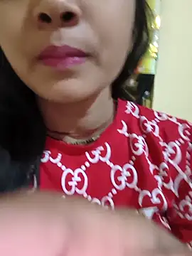 Snapshot of RAYI_Queen_2 chatting on 12-04-25, 03:21 RAYI Queen 2 online show from 12-04-25, 03:21