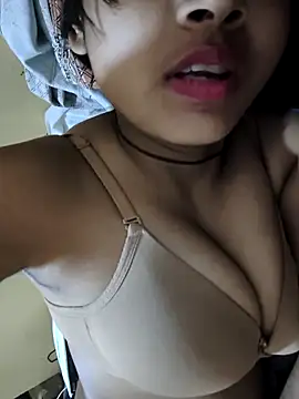 Snapshot of RAYI_Queen_2 chatting on 12-13-25, 08:14 RAYI Queen 2 online show from 12-13-25, 08:14