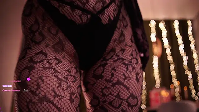 Snapshot of MaryHols chatting on 12-21-25, 04:47 MaryHols online show from 12-21-25, 04:47