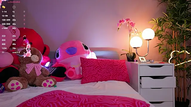 Snapshot of Vesya chatting on 10-06-25, 06:44 Vesya online show from 10-06-25, 06:44