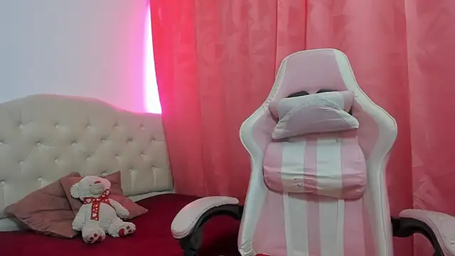 Snapshot of lailahdark chatting on 09-14-25, 04:44 lailahdark online show from 09-14-25, 04:44