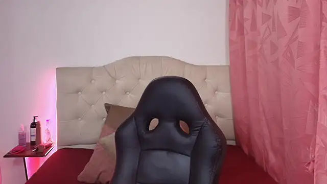 Snapshot of lailahdark chatting on 10-17-25, 04:59 lailahdark online show from 10-17-25, 04:59