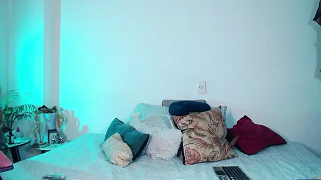 Snapshot of Theevae chatting on 03-26-26, 05:40 Theevae online show from 03-26-26, 05:40