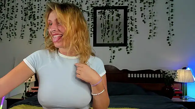 Ariana Spring online show from 09-24-25, 01:36