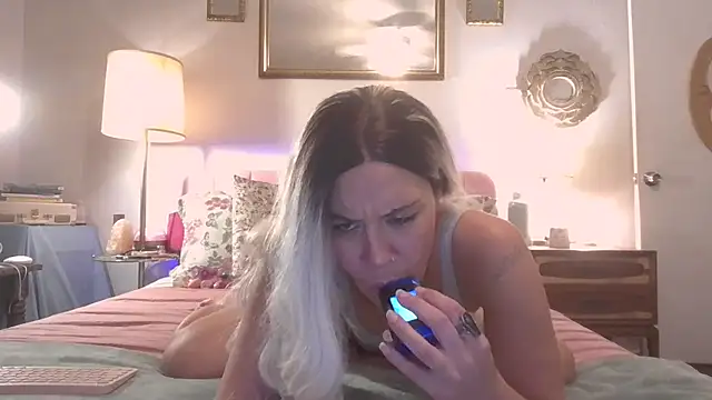 Snapshot of LilaDeliciousXX chatting on 10-28-25, 02:09 LilaDeliciousXX online show from 10-28-25, 02:09