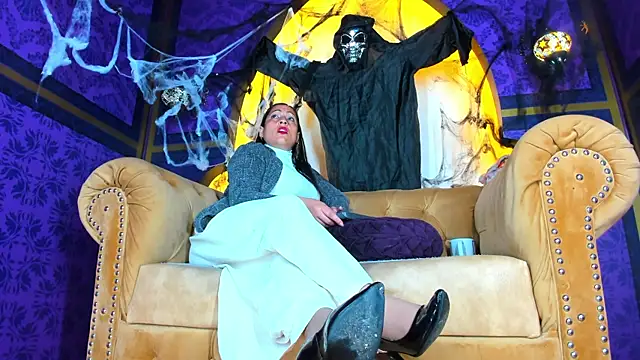 Scarlett Barnes online show from 10-24-25, 12:01