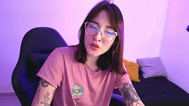 Yulienneg online show from 11-20-25, 03:39