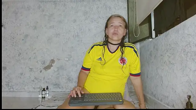 Snapshot of marly_charm_ chatting on 06-18-26, 02:56 marly charm online show from 06-18-26, 02:56