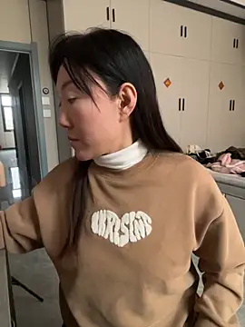 Snapshot of xiaomei-11 chatting on 10-29-25, 08:05 xiaomei-11 online show from 10-29-25, 08:05