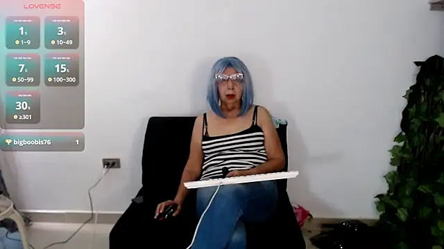 Snapshot of ruth_blue21 chatting on 10-26-25, 04:24 ruth blue21 online show from 10-26-25, 04:24