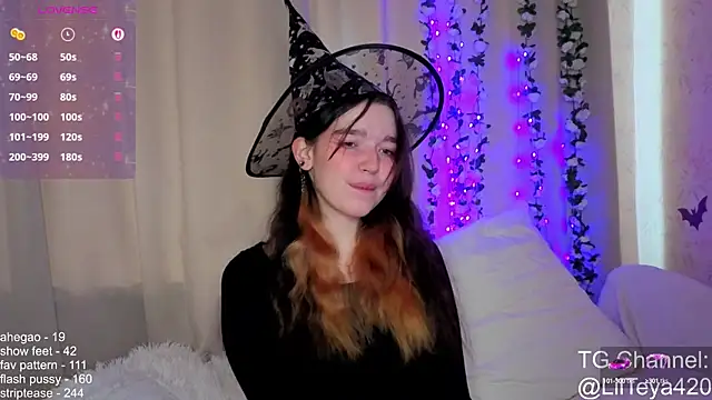 Snapshot of little_Teya chatting on 10-14-25, 09:54 little Teya online show from 10-14-25, 09:54