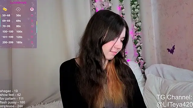 Snapshot of little_Teya chatting on 10-17-25, 10:40 little Teya online show from 10-17-25, 10:40