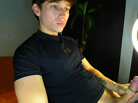 Snapshot of Logan_sixxer chatting on 11-08-25, 09:13 Logan sixxer online show from 11-08-25, 09:13