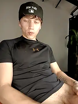 Snapshot of Logan_sixxer chatting on 12-15-25, 08:46 Logan sixxer online show from 12-15-25, 08:46