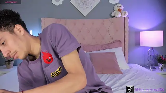 Snapshot of Joe_And_Emma chatting on 10-02-25, 09:33 Joe And Emma online show from 10-02-25, 09:33