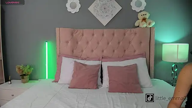 Snapshot of Joe_And_Emma chatting on 10-21-25, 07:14 Joe And Emma online show from 10-21-25, 07:14