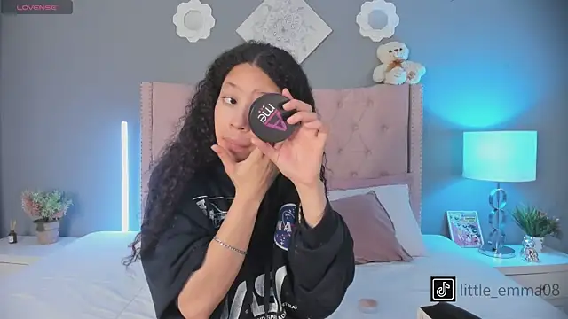 Snapshot of Joe_And_Emma chatting on 10-23-25, 11:14 Joe And Emma online show from 10-23-25, 11:14