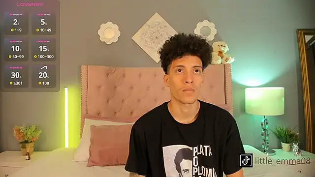 Snapshot of Joe_And_Emma chatting on 10-27-25, 08:02 Joe And Emma online show from 10-27-25, 08:02