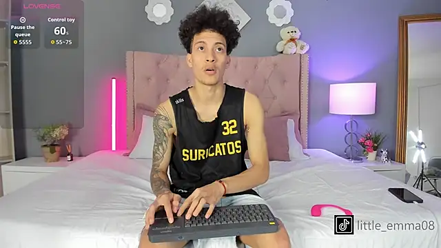 Snapshot of Joe_And_Emma chatting on 11-01-25, 08:11 Joe And Emma online show from 11-01-25, 08:11