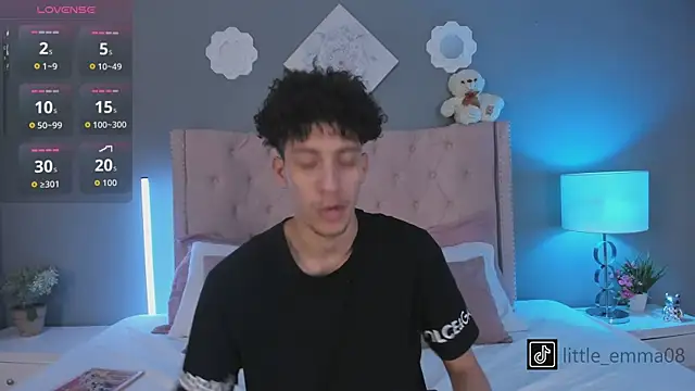 Snapshot of Joe_And_Emma chatting on 11-04-25, 09:03 Joe And Emma online show from 11-04-25, 09:03