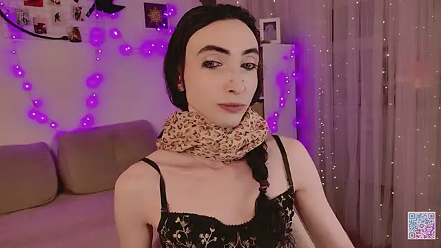 Snapshot of Queen_of_tease chatting on 05-10-26, 02:28 Queen of tease online show from 05-10-26, 02:28