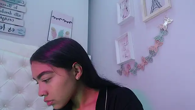 Snapshot of pocahontamoon chatting on 09-26-25, 01:26 pocahontamoon online show from 09-26-25, 01:26