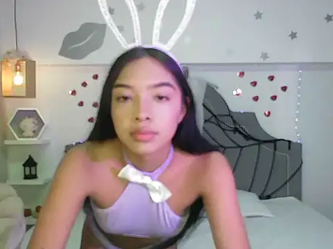 Snapshot of pocahontamoon chatting on 10-31-25, 01:23 pocahontamoon online show from 10-31-25, 01:23