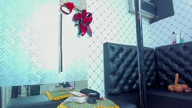 Snapshot of EMMA_SANTANA chatting on 10-15-25, 07:47 EMMA SANTANA online show from 10-15-25, 07:47