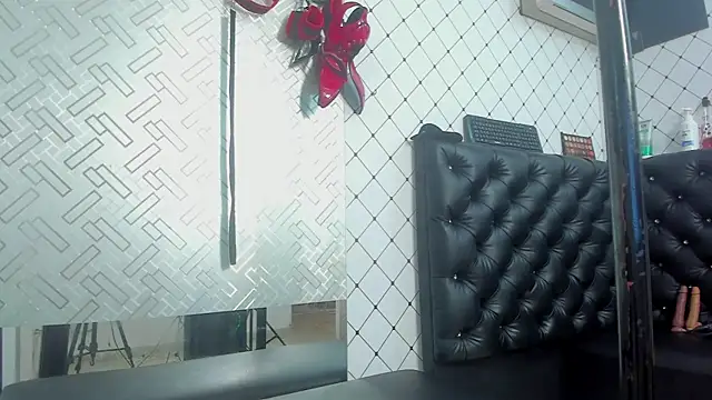 Snapshot of EMMA_SANTANA chatting on 10-18-25, 07:47 EMMA SANTANA online show from 10-18-25, 07:47