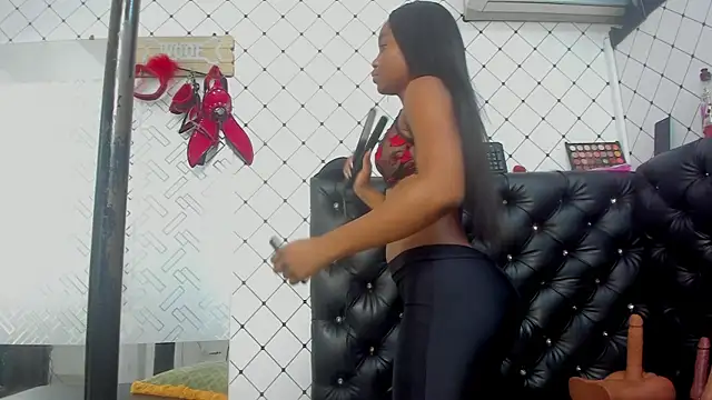 Snapshot of EMMA_SANTANA chatting on 10-19-25, 02:18 EMMA SANTANA online show from 10-19-25, 02:18