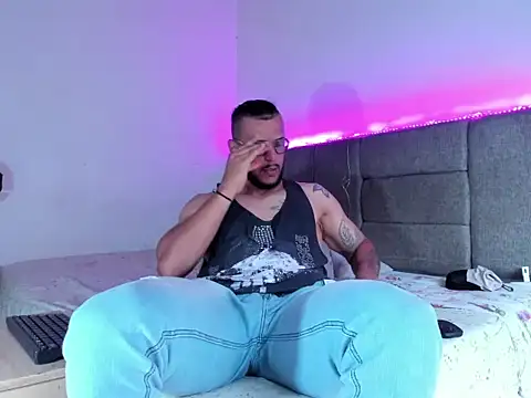 Snapshot of Edy_coltt chatting on 10-22-25, 02:39 Edy coltt online show from 10-22-25, 02:39