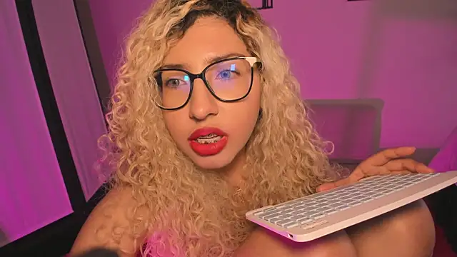 Snapshot of itsroxyrose_ chatting on 11-20-25, 07:46 itsroxyrose online show from 11-20-25, 07:46