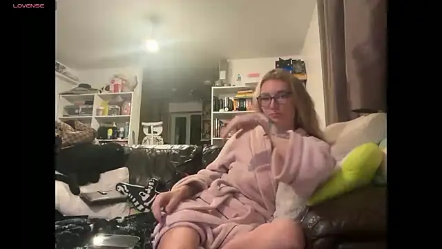 Snapshot of harleyblair chatting on 10-20-25, 07:47 harleyblair online show from 10-20-25, 07:47