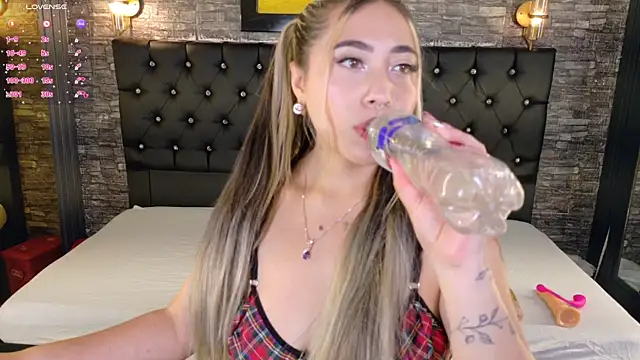  ManuVeelez online show from 10-21-25, 04:35