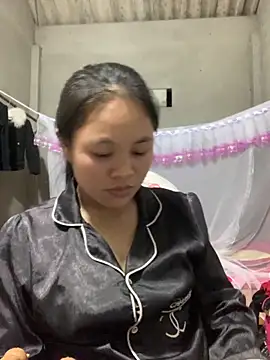 Snapshot of NhuFox chatting on 10-04-25, 12:58 NhuFox online show from 10-04-25, 12:58