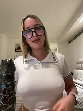 miagarcia250 online show from 04-28-26, 03:44
