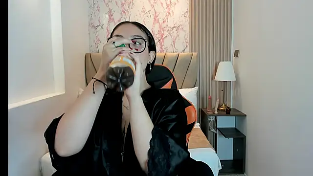 Snapshot of Yuna__Min chatting on 09-25-25, 06:11 Yuna Min online show from 09-25-25, 06:11